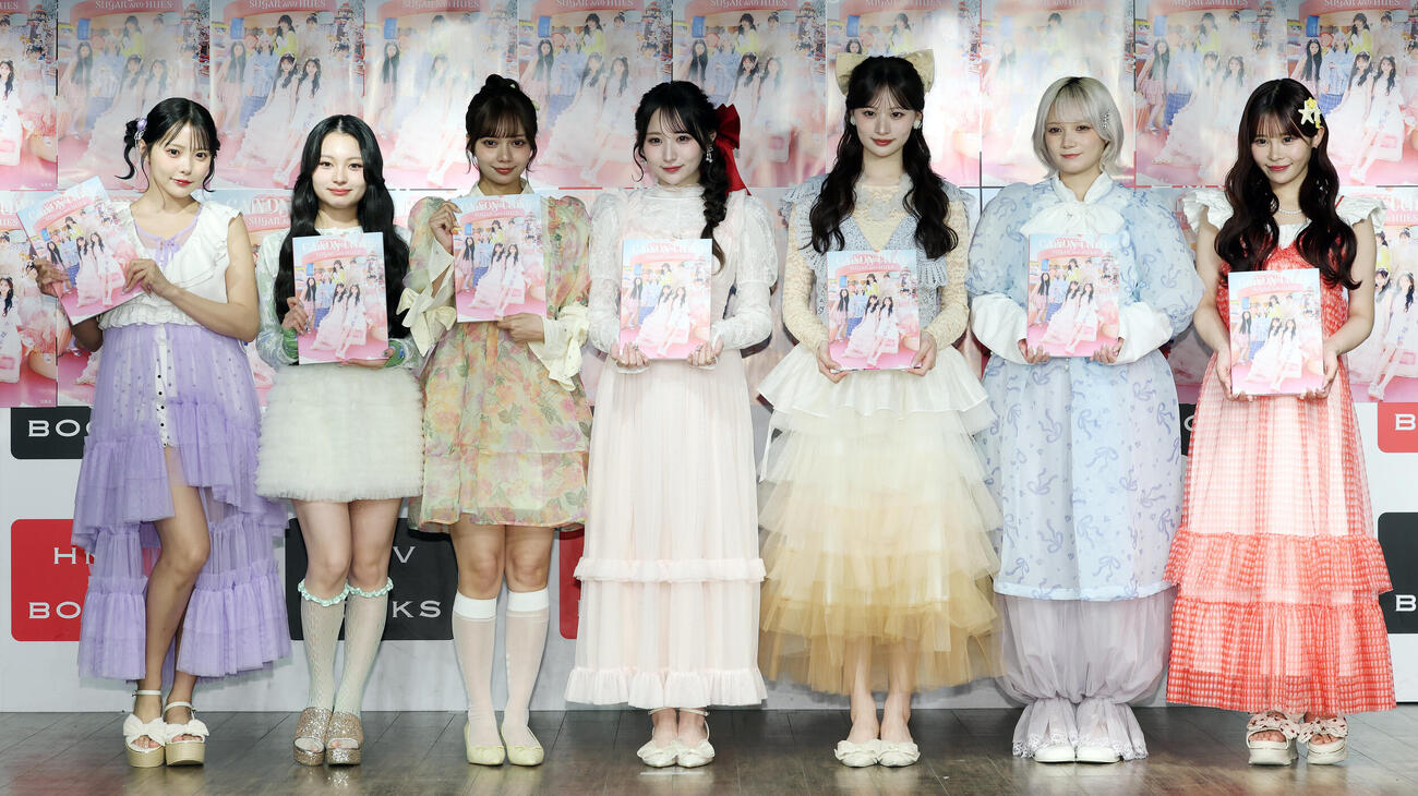 「CANDY TUNE 3rd Anniversary写真集　SUGAR AND HUES」発売記念イベントでフォトセッションに納まるCANDY TUNE、左から福山梨乃、桐原美月、南なつ、小川奈々子、立花琴未、宮野静、村川緋杏（撮影・宮地輝）