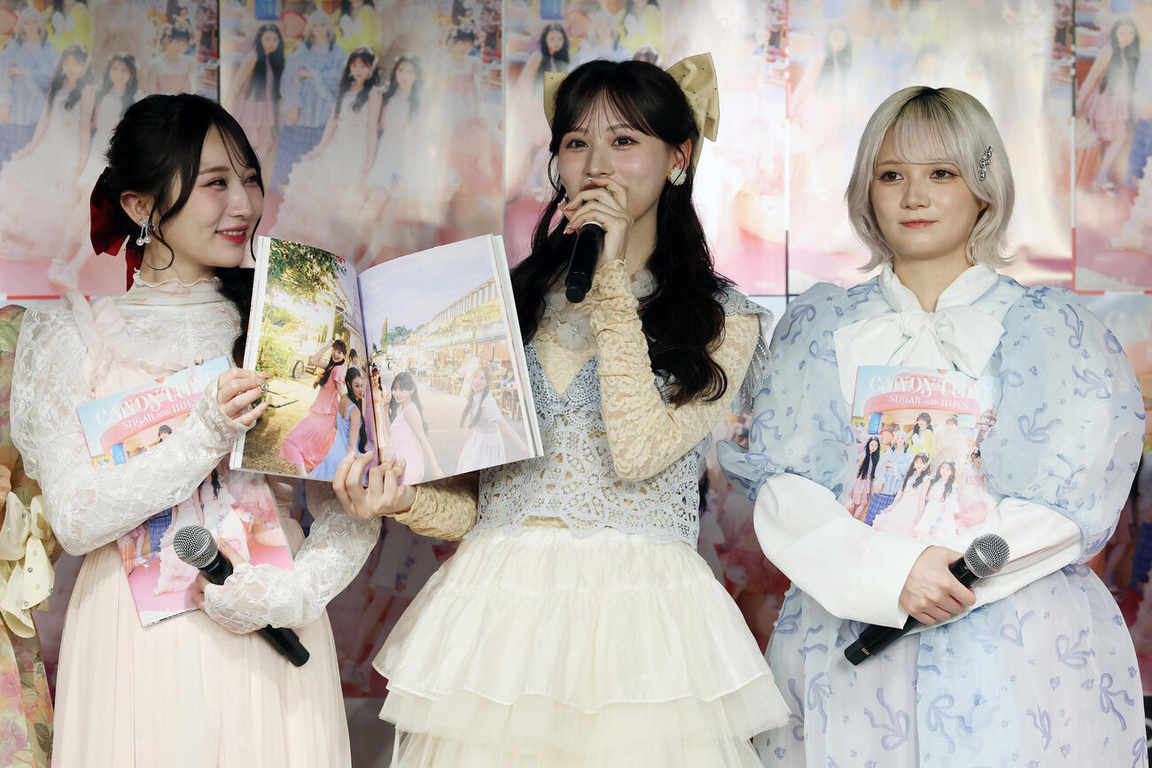 「CANDY TUNE 3rd Anniversary写真集　SUGAR AND HUES」発売記念イベントでお気に入りのページを紹介するCANDY TUNEの小川奈々子（左）、立花琴未（中央）、宮野静（撮影・宮地輝）