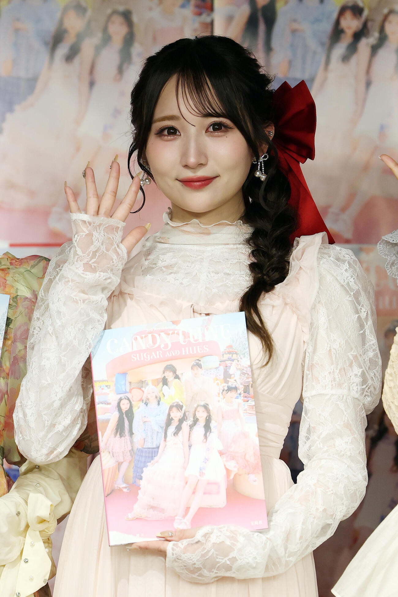 「CANDY TUNE 3rd Anniversary写真集　SUGAR AND HUES」発売記念イベントで手を振るCANDY TUNEの小川奈々子（撮影・宮地輝）