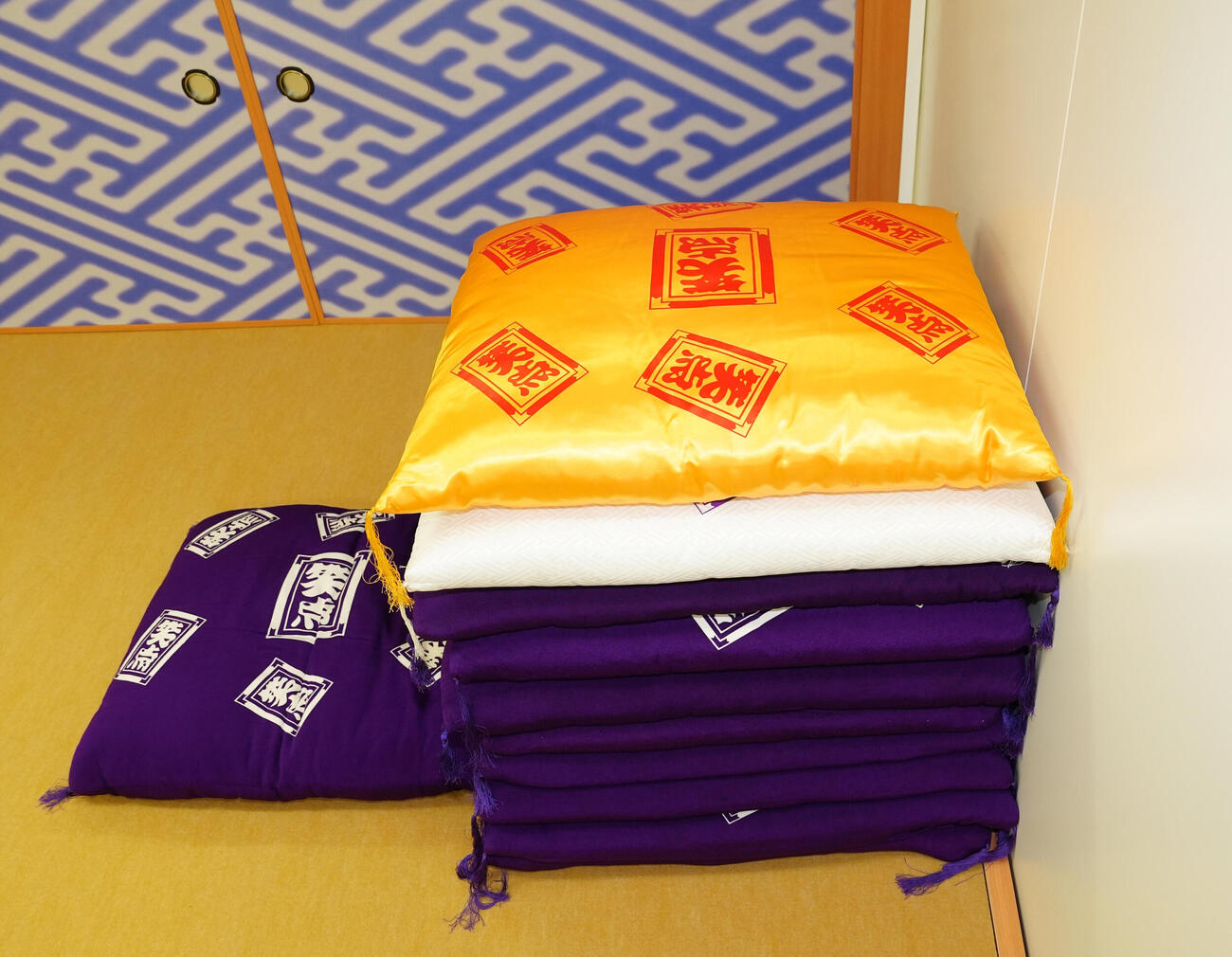 「笑点60周年特別展」で展示される座布団（撮影・江口和貴）