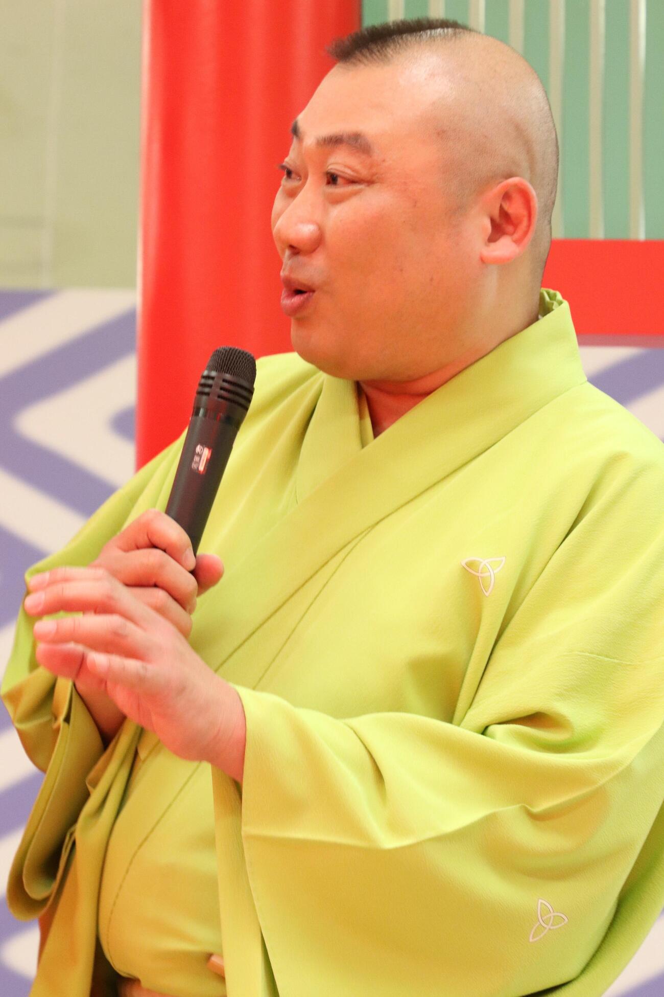 「笑点60周年特別展」で、軽妙に質問に応じる桂宮治（撮影・服部航大）