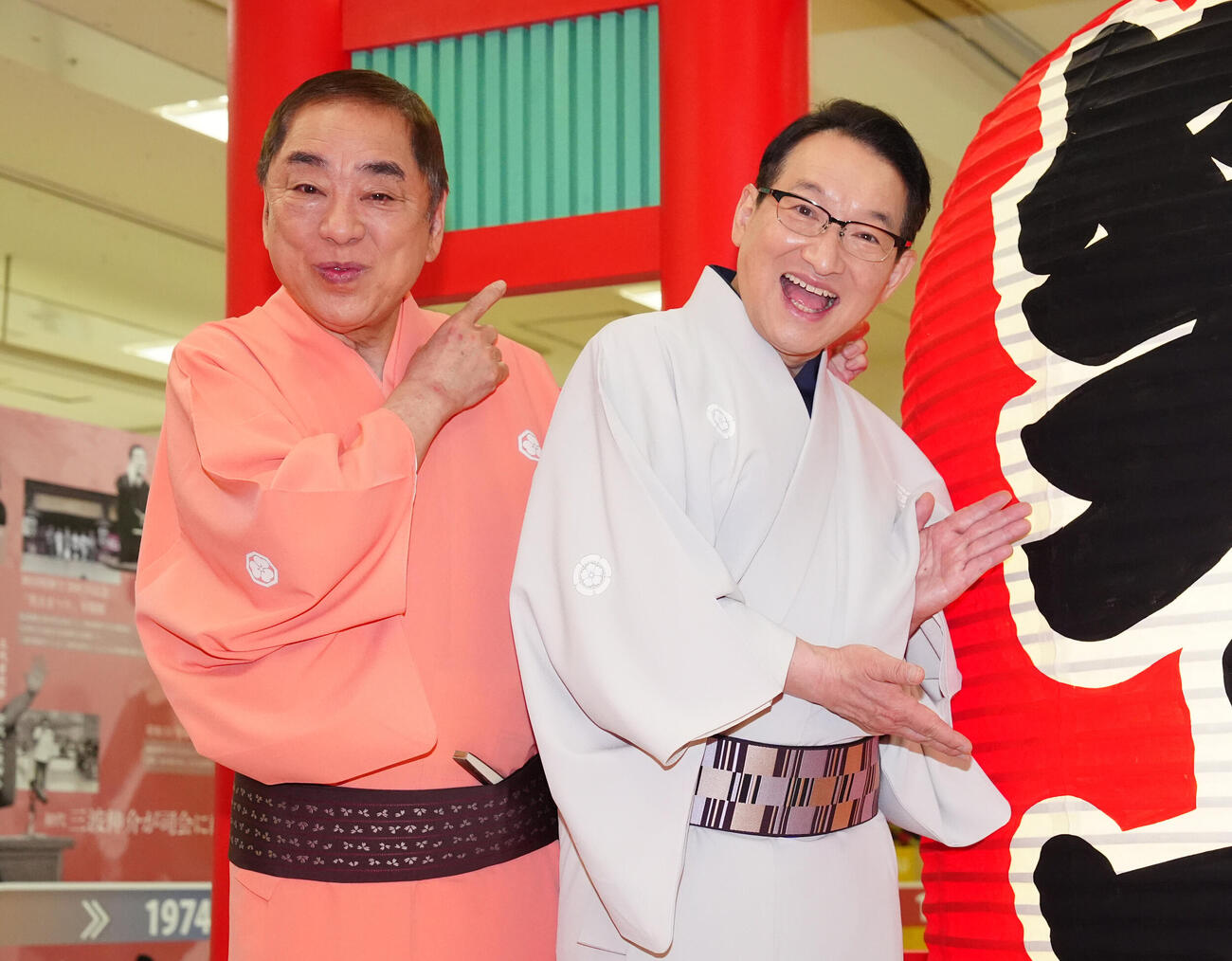 「笑点60周年特別展」開会セレモニーで写真に納まる笑点メンバーの三遊亭好楽（左）と春風亭昇太（撮影・江口和貴）