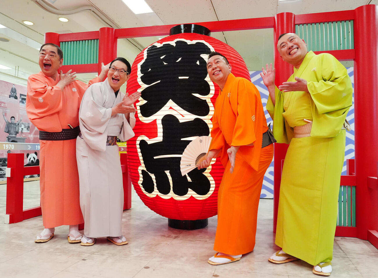 「笑点60周年特別展」開会セレモニーで写真に納まる笑点メンバー。左から三遊亭好楽、春風亭昇太、林家たい平、桂宮治（撮影・江口和貴）