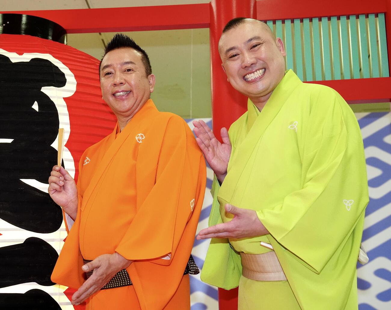 「笑点60周年特別展」開会セレモニーで写真に納まる笑点メンバーの林家たい平（左）と桂宮治（撮影・江口和貴）