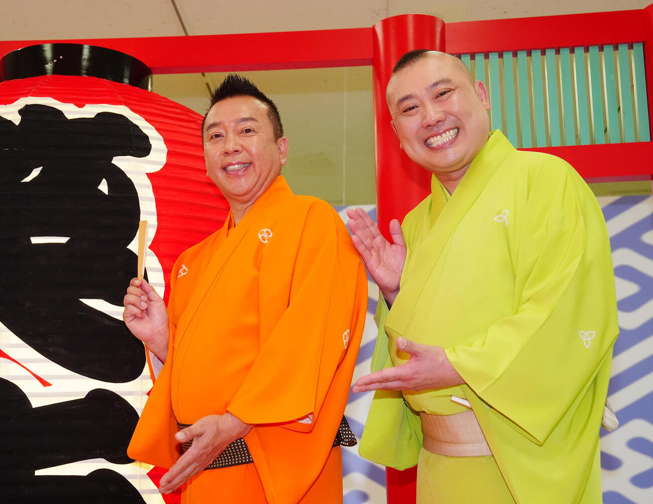 「笑点60周年特別展」開会セレモニーで写真に納まる笑点メンバーの林家たい平（左）と桂宮治（撮影・江口和貴）