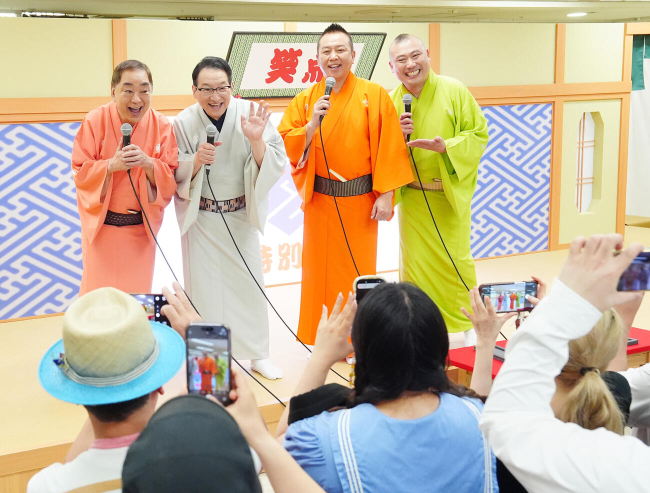 「笑点60周年特別展」で来場者の記念撮影に応じる笑点メンバー。左から三遊亭好楽、春風亭昇太、林家たい平、桂宮治（撮影・江口和貴）