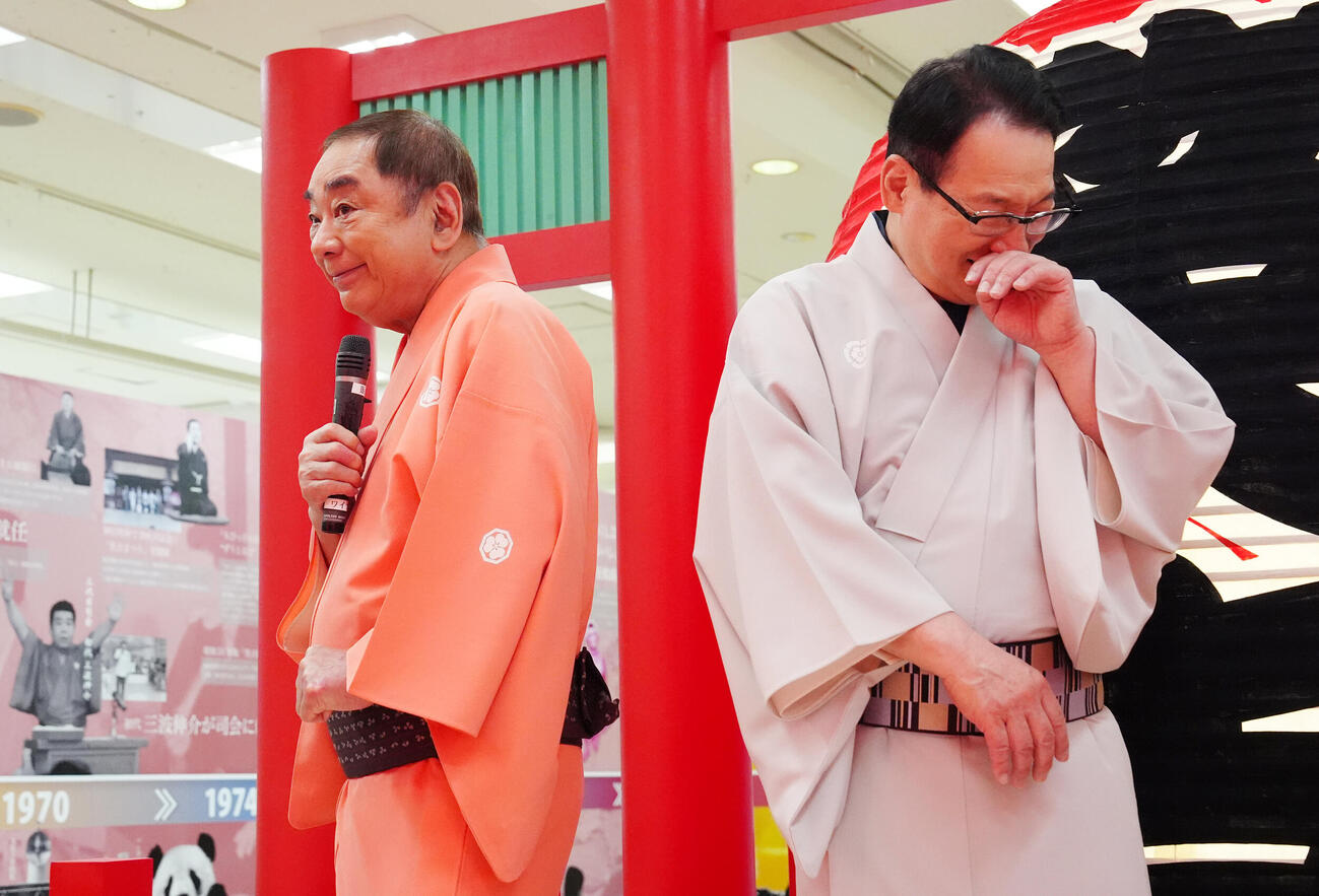 「笑点60周年特別展」開会セレモニーでドヤ顔を披露する三遊亭好楽（左）。右は春風亭昇太（撮影・江口和貴）