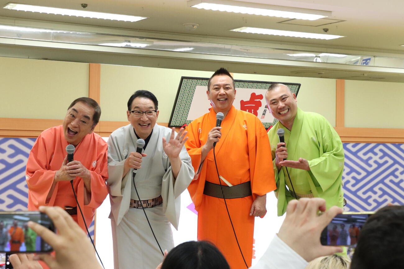 「笑点60周年特別展」で、来場客の撮影に応じる笑点メンバー。左から三遊亭好楽、春風亭昇太、林家たい平、桂宮治（撮影・服部航大）