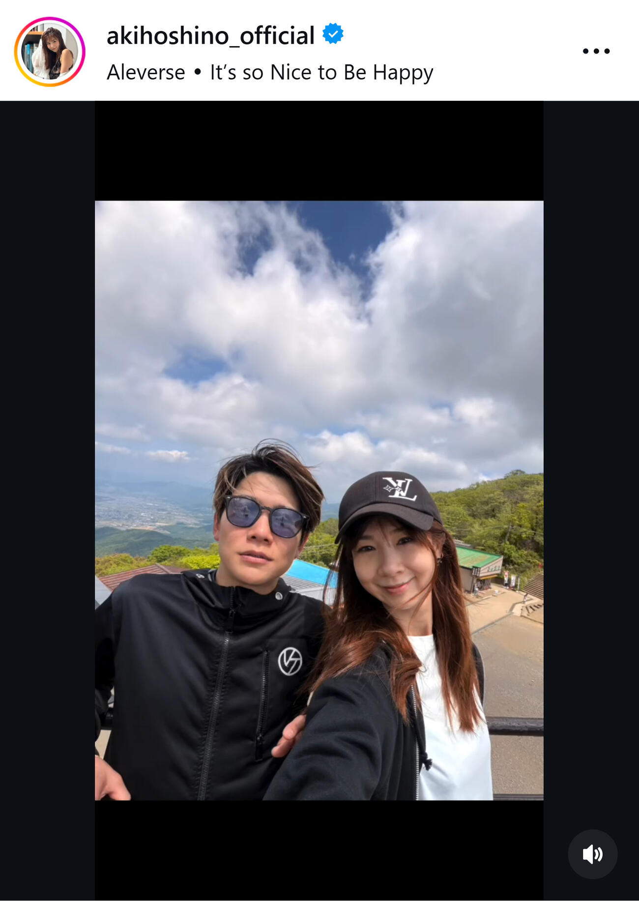 サングラス姿の三浦皇生騎手と2ショット（ほしのあきのインスタグラムから）