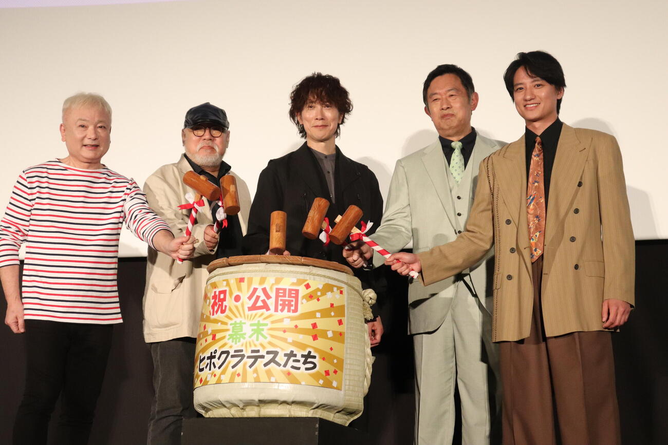 映画「幕末ヒポクラテス」公開記念舞台あいさつに出席した、左からアコーディオニストのcoba、緒方明監督、佐々木蔵之介、内藤剛志、藤原季節