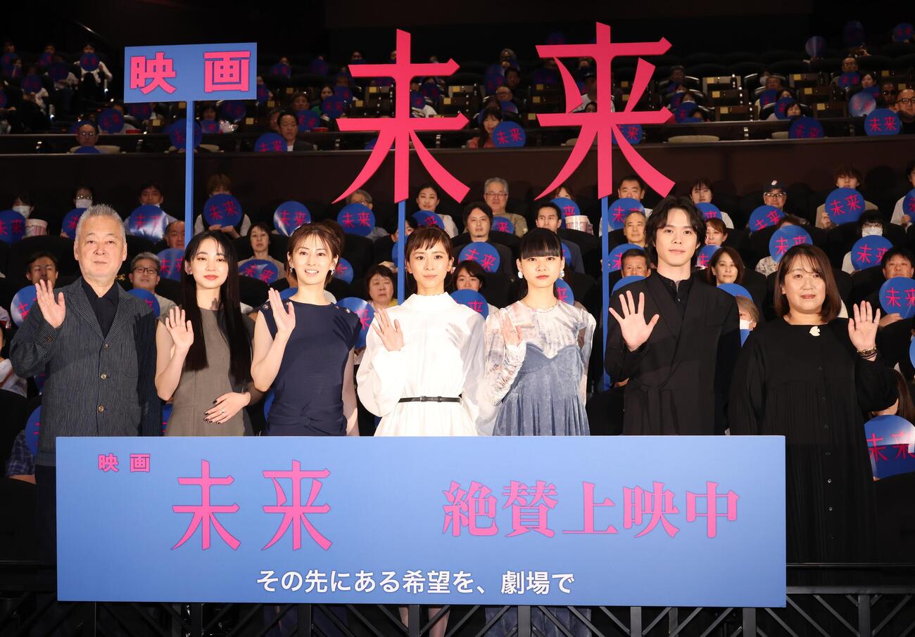 映画「未来」公開記念舞台あいさつを行う、左から瀬々敬久監督、近藤華、北川景子、黒島結菜、山﨑七海、細田佳央太、湊かなえ氏（撮影・中島郁夫）