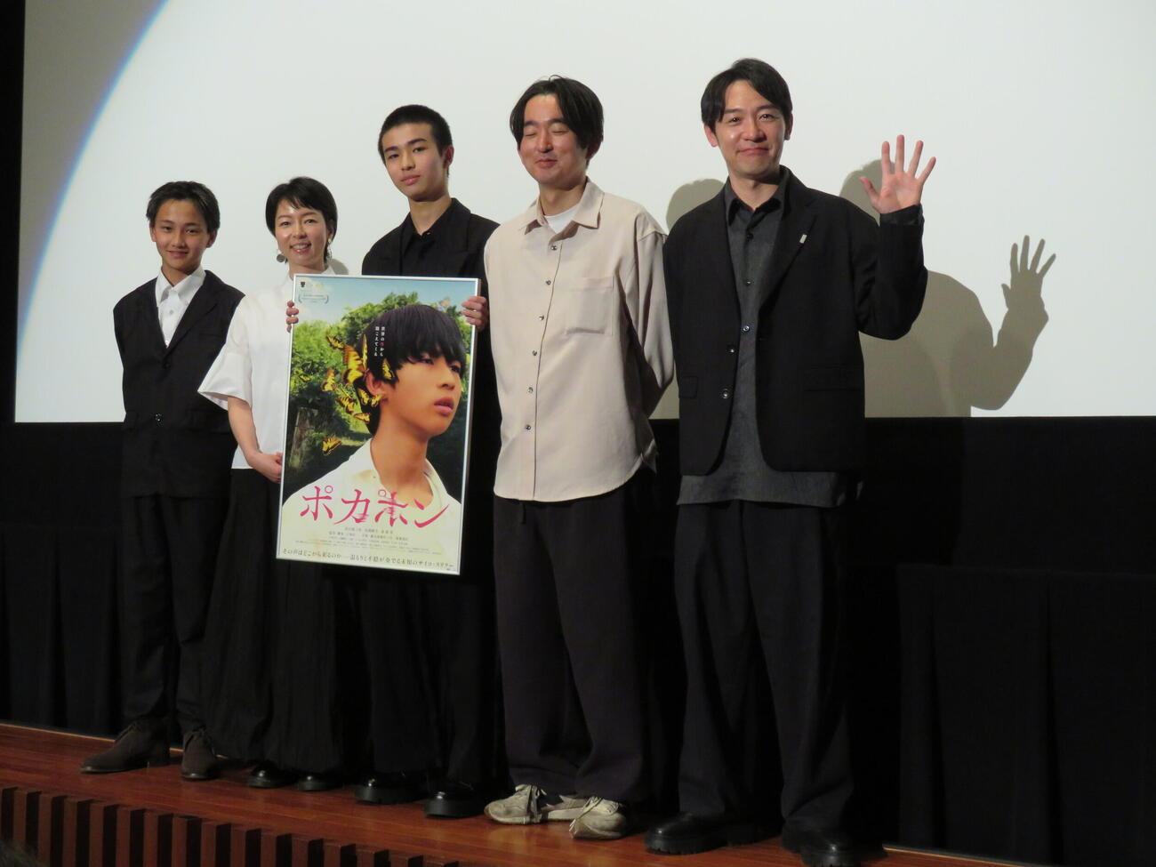 映画「POCA PON　ポカポン」初日舞台あいさつに登壇した、左から大角英夫、菜葉菜、原田琥之佑、大塚信一監督、尾関伸次（撮影・村上幸将）