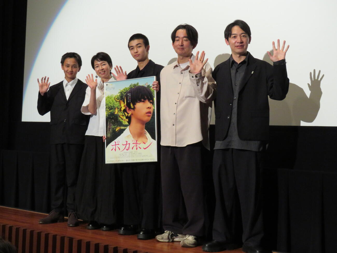 映画「POCA PON　ポカポン」初日舞台あいさつに登壇した、左から大角英夫、菜葉菜、原田琥之佑、大塚信一監督、尾関伸次（撮影・村上幸将）