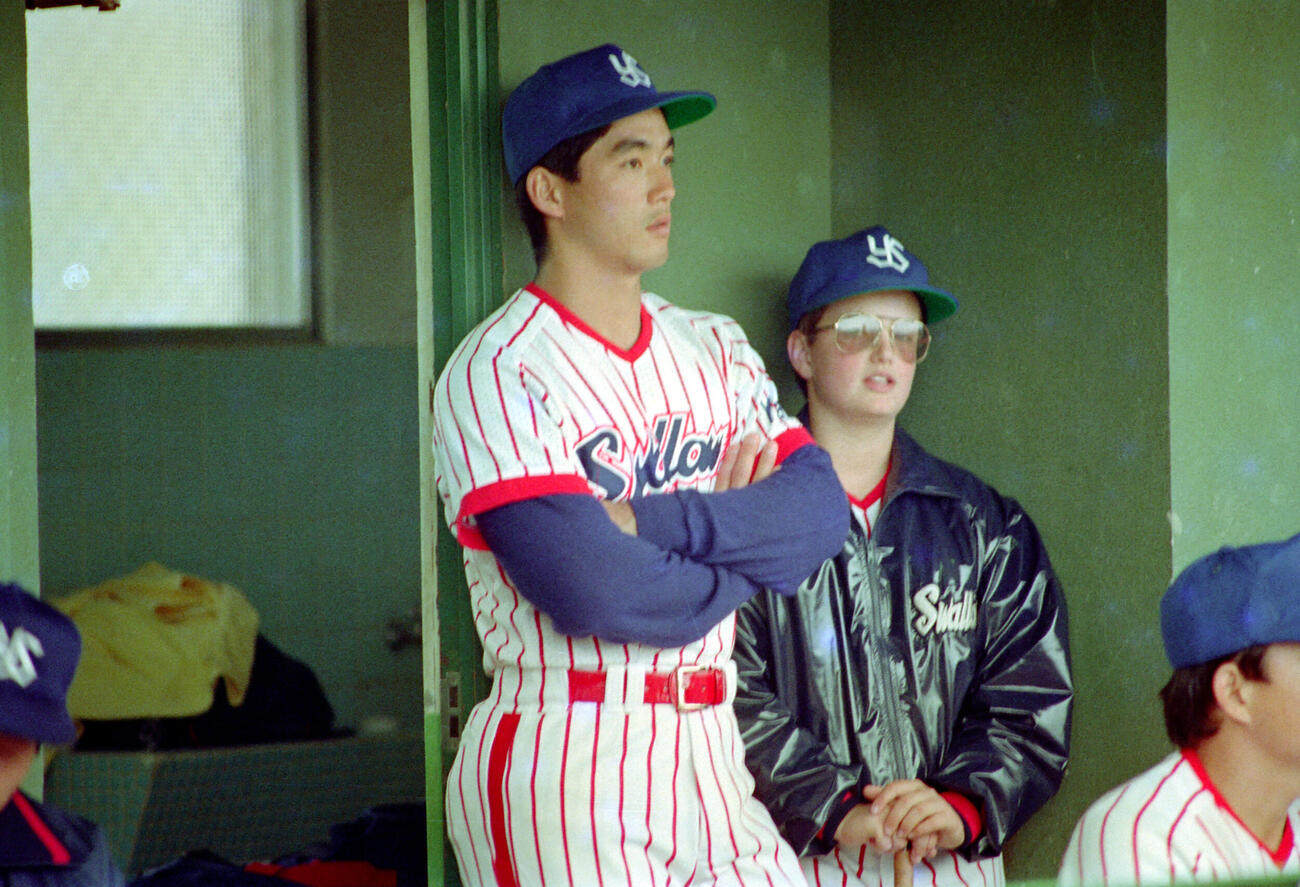 ヤクルト対大洋　ベンチから試合を見つめるヤクルト長嶋一茂（1988年5月撮影）