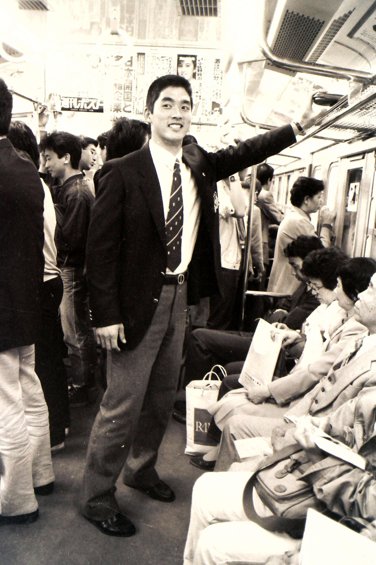 法大対立大　左越え2点本塁打を放った立大の長嶋一茂は電車で帰る（1985年4月撮影）