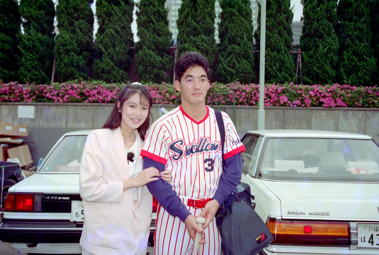 ヤクルト対阪神　江崎晋子と写真に納まるヤクルト長嶋一茂（1988年5月撮影）