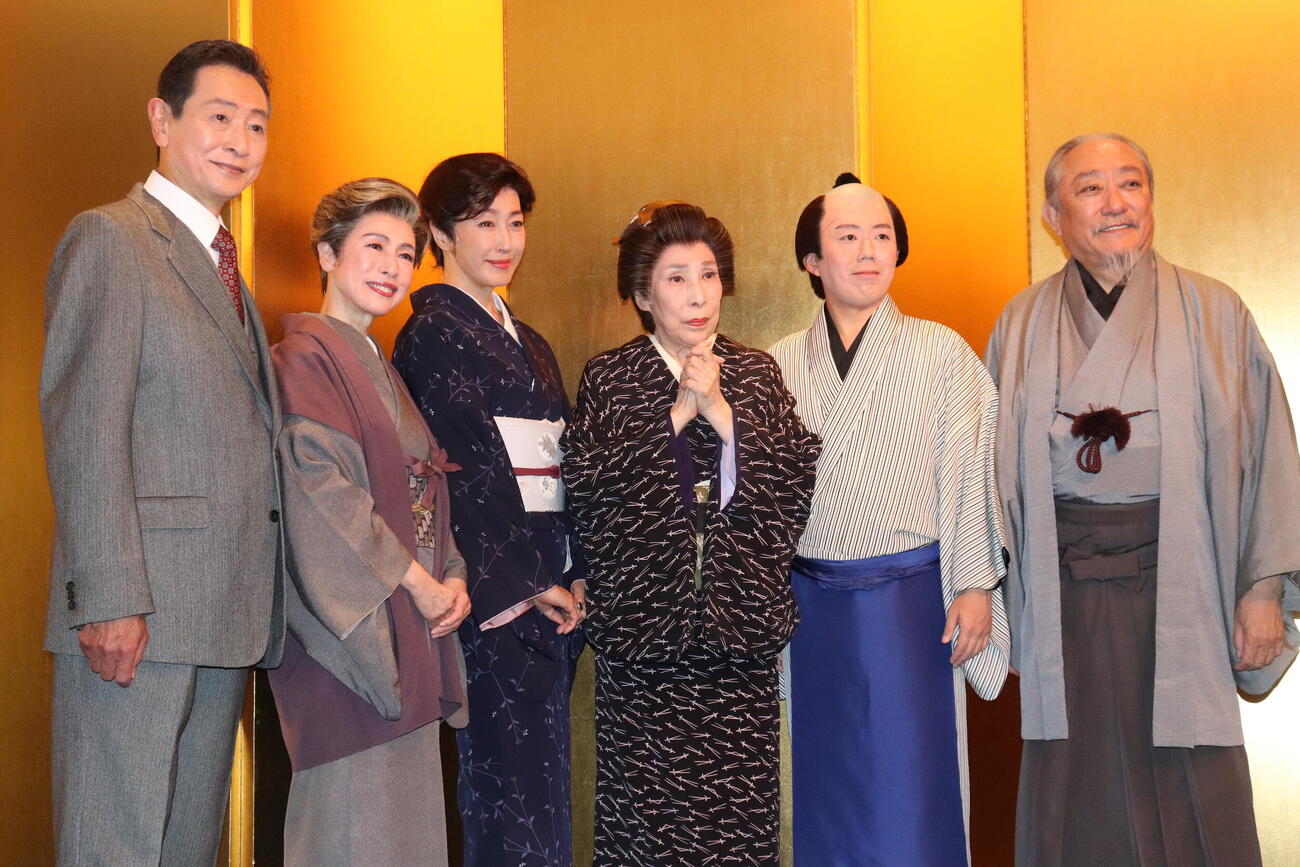 新派・松竹新喜劇の合同喜劇公演初日囲み取材に出席した、左から三田村邦彦、久本雅美、高島礼子、波乃久里子、藤山扇治郎、渋谷天外