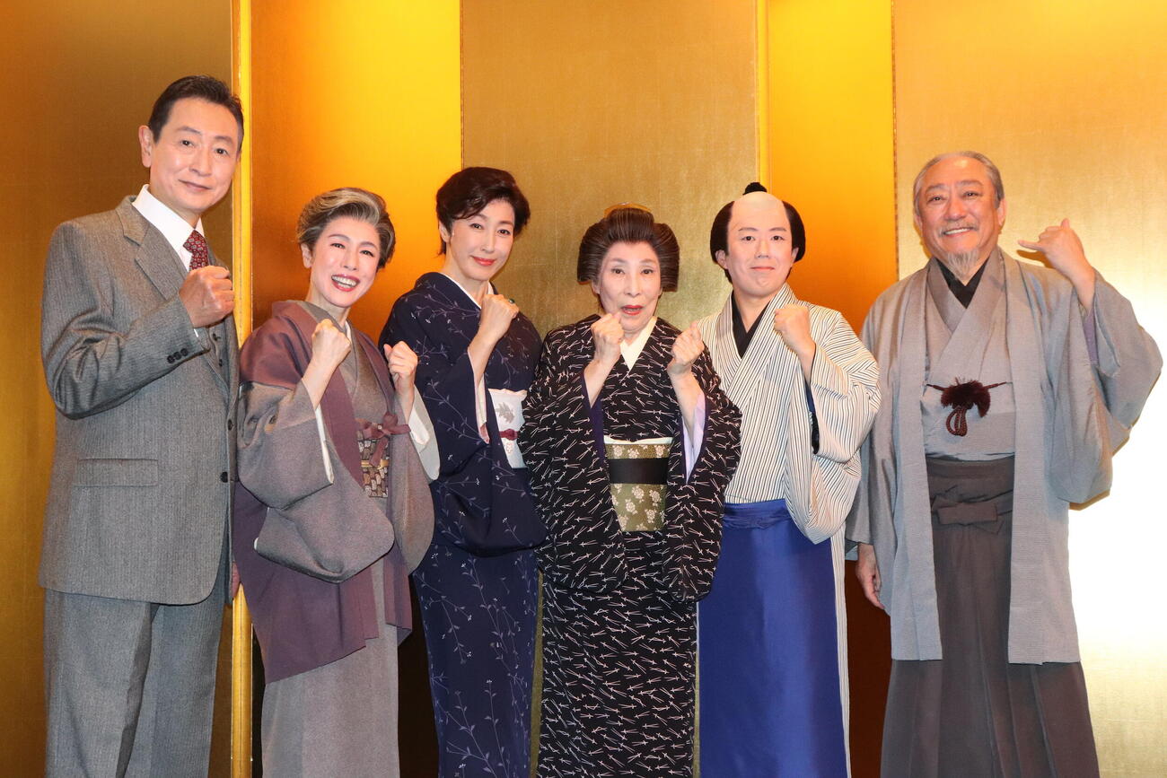 新派・松竹新喜劇の合同喜劇公演初日囲み取材に出席した、左から三田村邦彦、久本雅美、高島礼子、波乃久里子、藤山扇治郎、渋谷天外