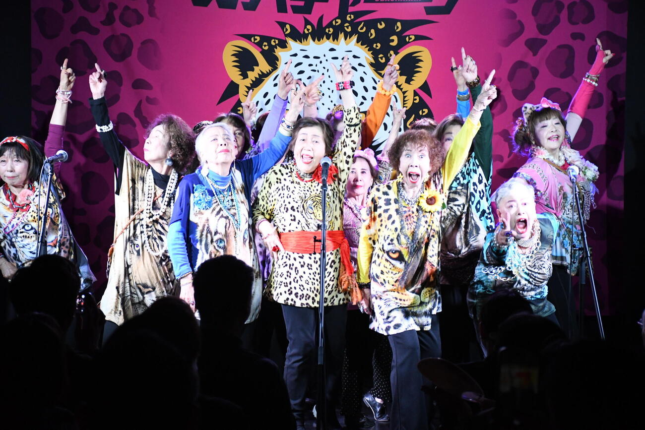 結成15周年記念ライブを開催したオバチャーン（撮影・阪口孝志）
