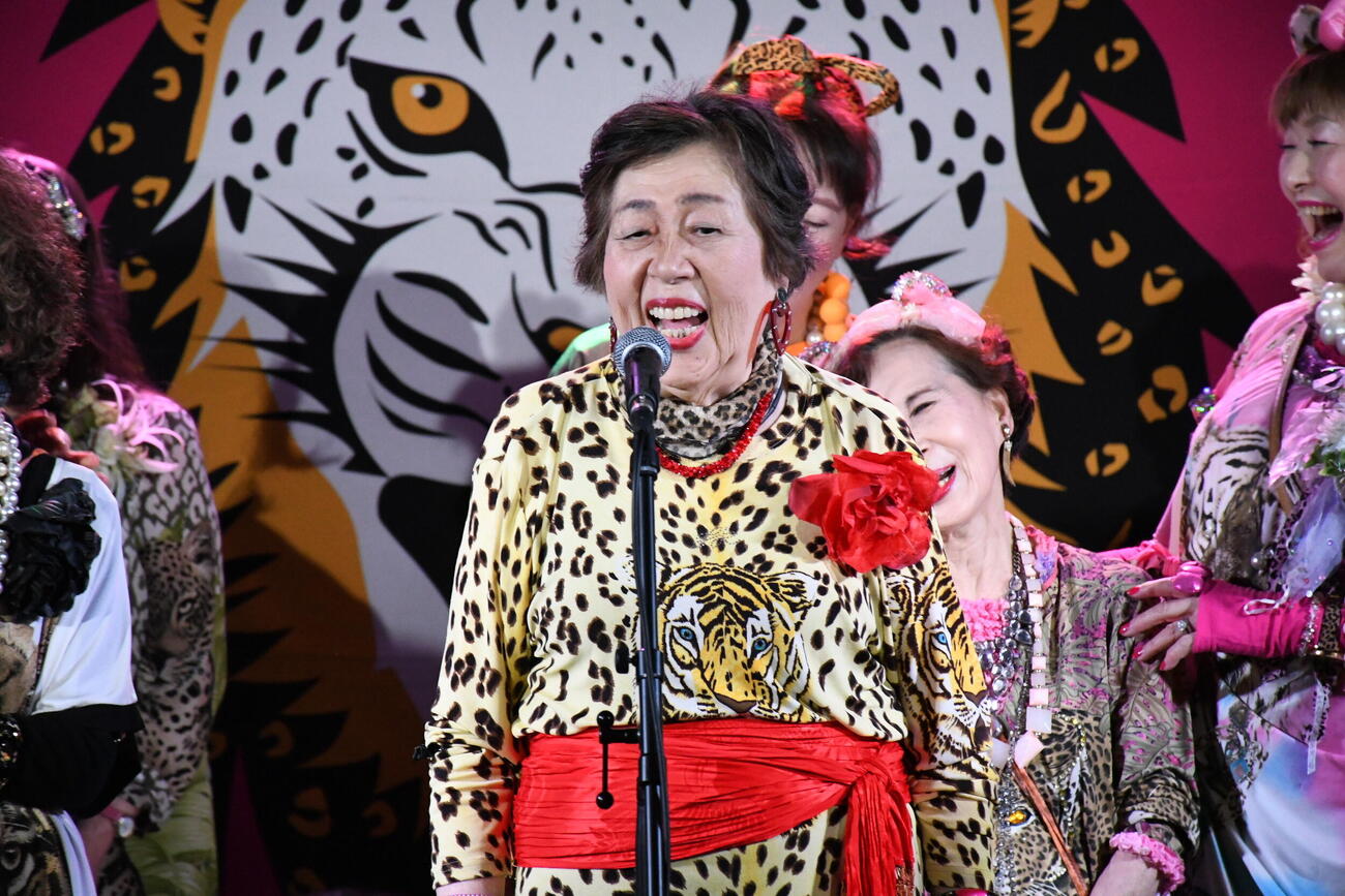 結成15周年記念ライブを開催したオバチャーンのセンター舟井栄子（撮影・阪口孝志）
