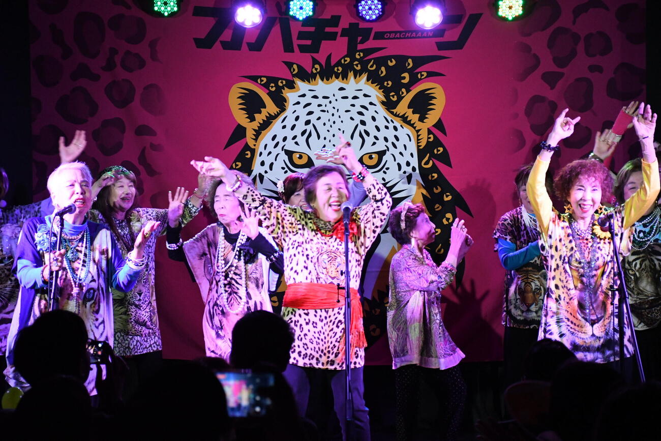 結成15周年記念ライブを開催したオバチャーン（撮影・阪口孝志）