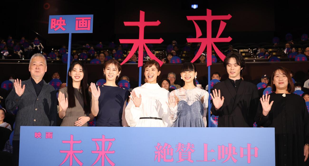 映画「未来」公開記念舞台あいさつを行う、左から瀬々敬久監督、近藤華、北川景子、黒島結菜、山﨑七海、細田佳央太、湊かなえ氏（撮影・中島郁夫）