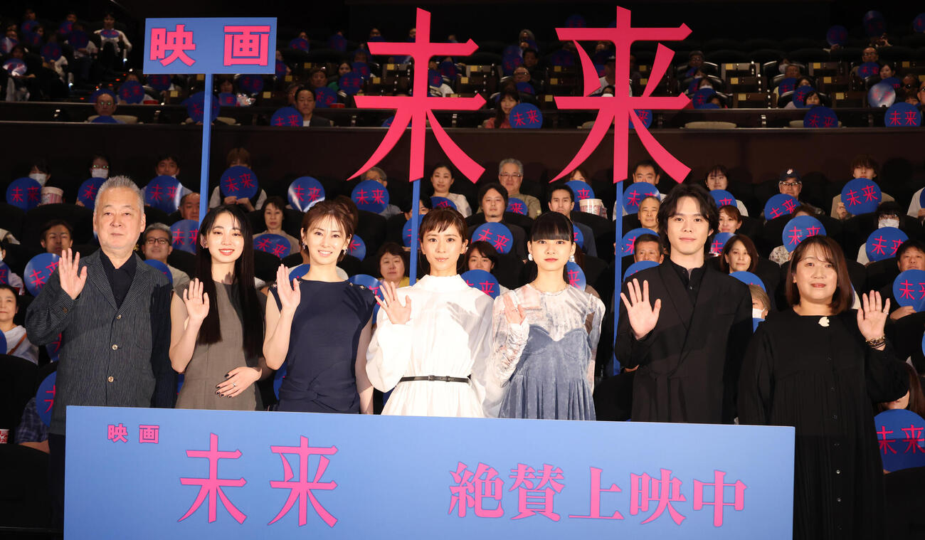 映画「未来」公開記念舞台あいさつを行う、左から瀬々敬久監督、近藤華、北川景子、黒島結菜、山﨑七海、細田佳央太、湊かなえ氏（撮影・中島郁夫）