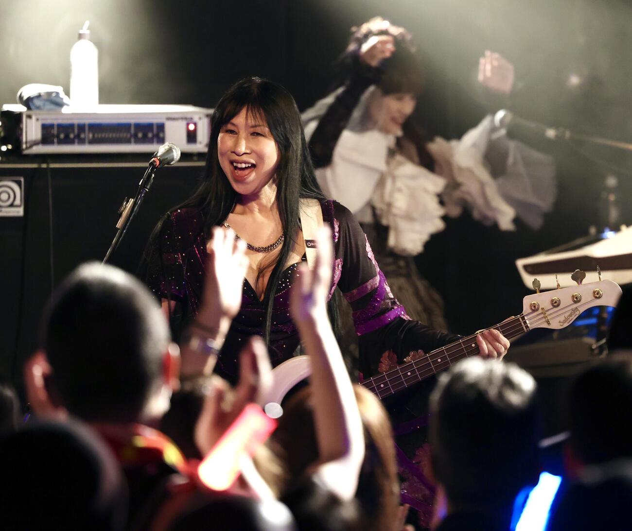 SHOW－YA 100 LIVE AGAINでパフォーマンスする仙波さとみ（撮影・宮地輝）