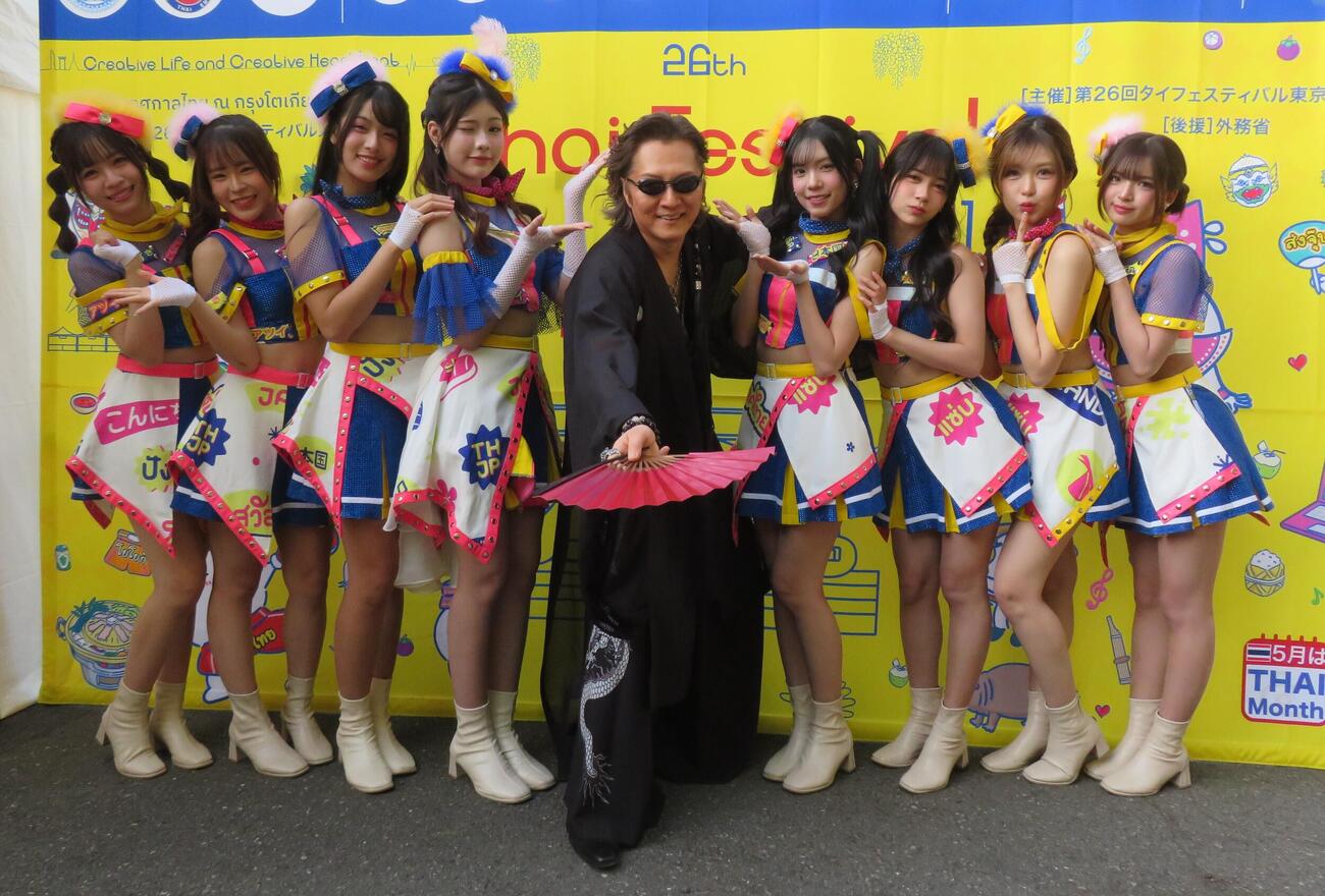 「第26回タイフェスティバル東京」で初めてステージで共演した石井竜也とBNK48