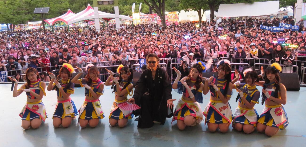 「第26回タイフェスティバル東京」で初めてステージで共演した石井竜也とBNK48