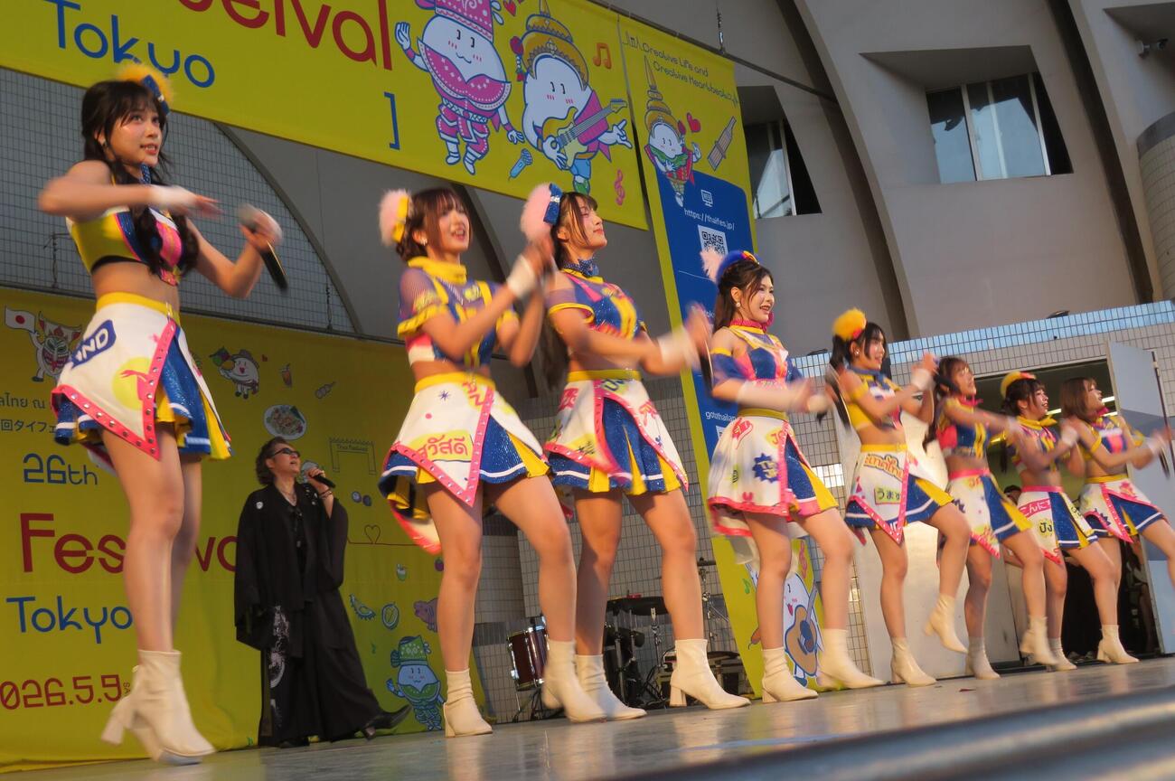 「第26回タイフェスティバル東京」で初めてステージで共演した石井竜也とBNK48