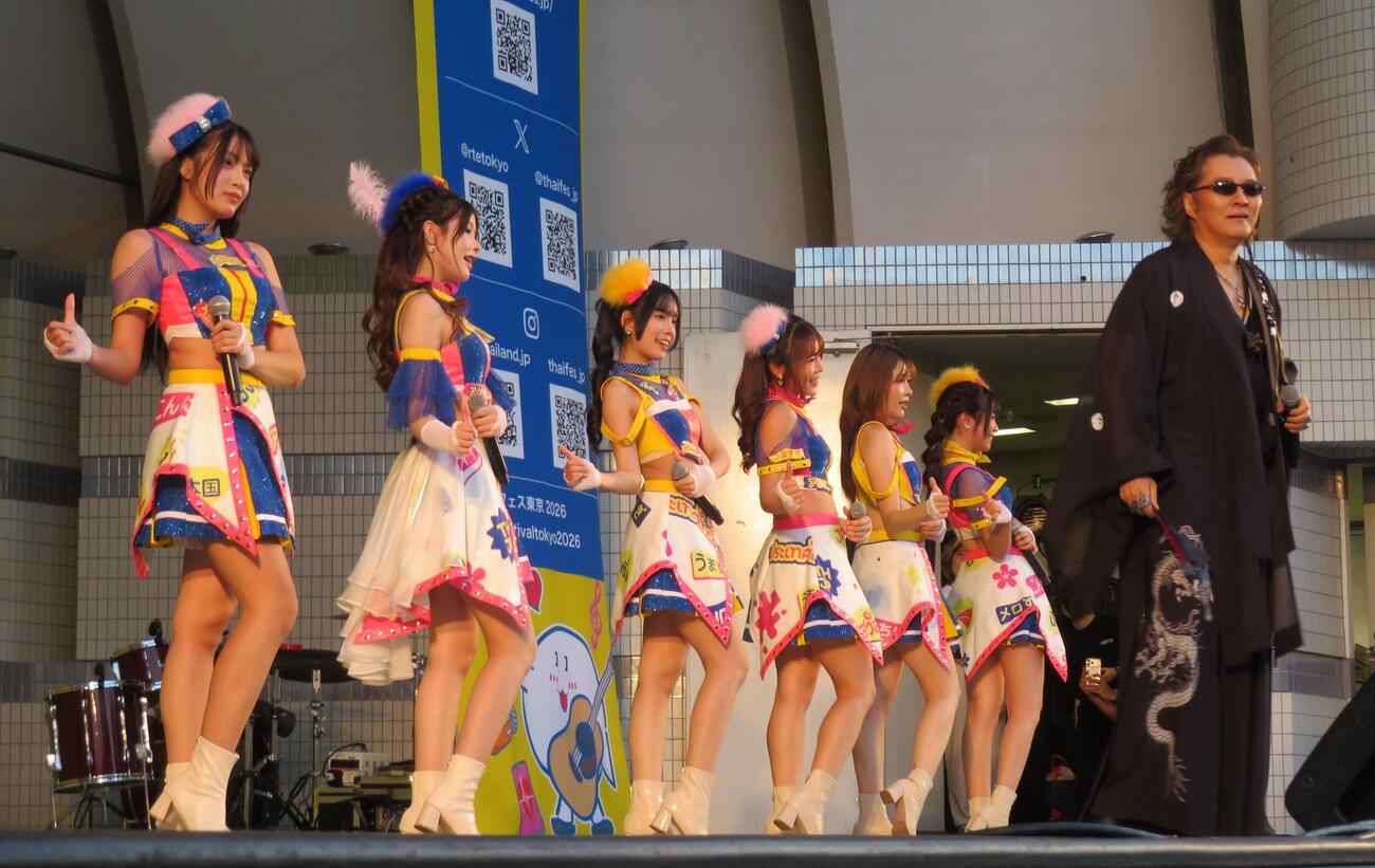 「第26回タイフェスティバル東京」で初めてステージで共演した石井竜也とBNK48