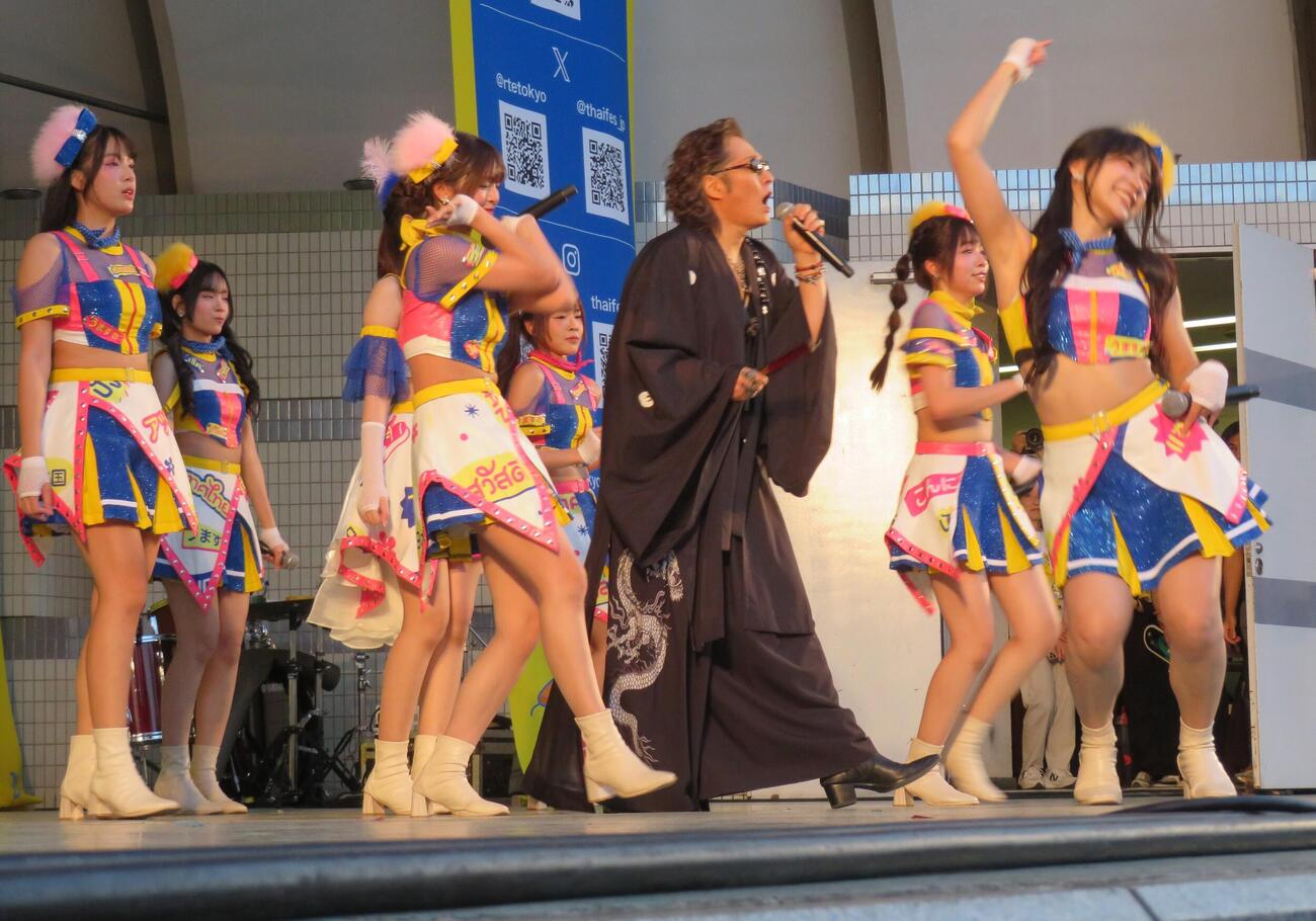 「第26回タイフェスティバル東京」で初めてステージで共演した石井竜也とBNK48