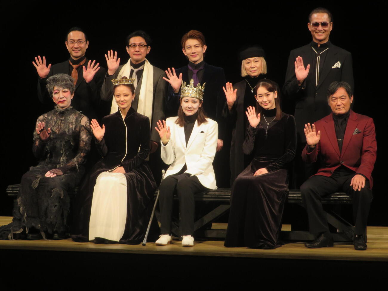 舞台「リチャード三世」開幕前会見＆公開舞台稽古に出席した吉田羊（前列中央）ら（撮影・川田和博）