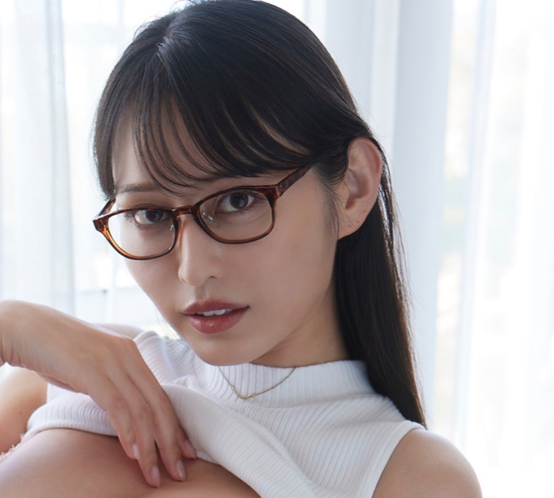 メガネ姿のランジェリーショットを公開した天野ちよ（天野ちよのインスタグラムから）