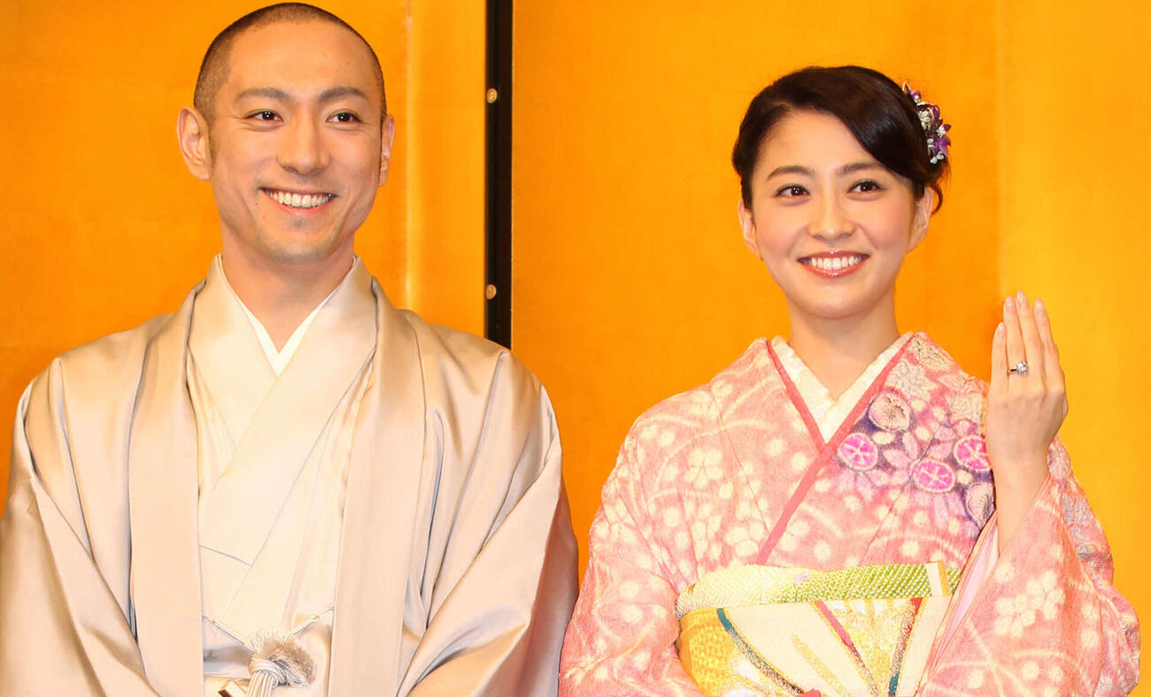 2010年、婚約発表会見で指輪を披露する小林麻央（右）と笑顔の市川海老蔵