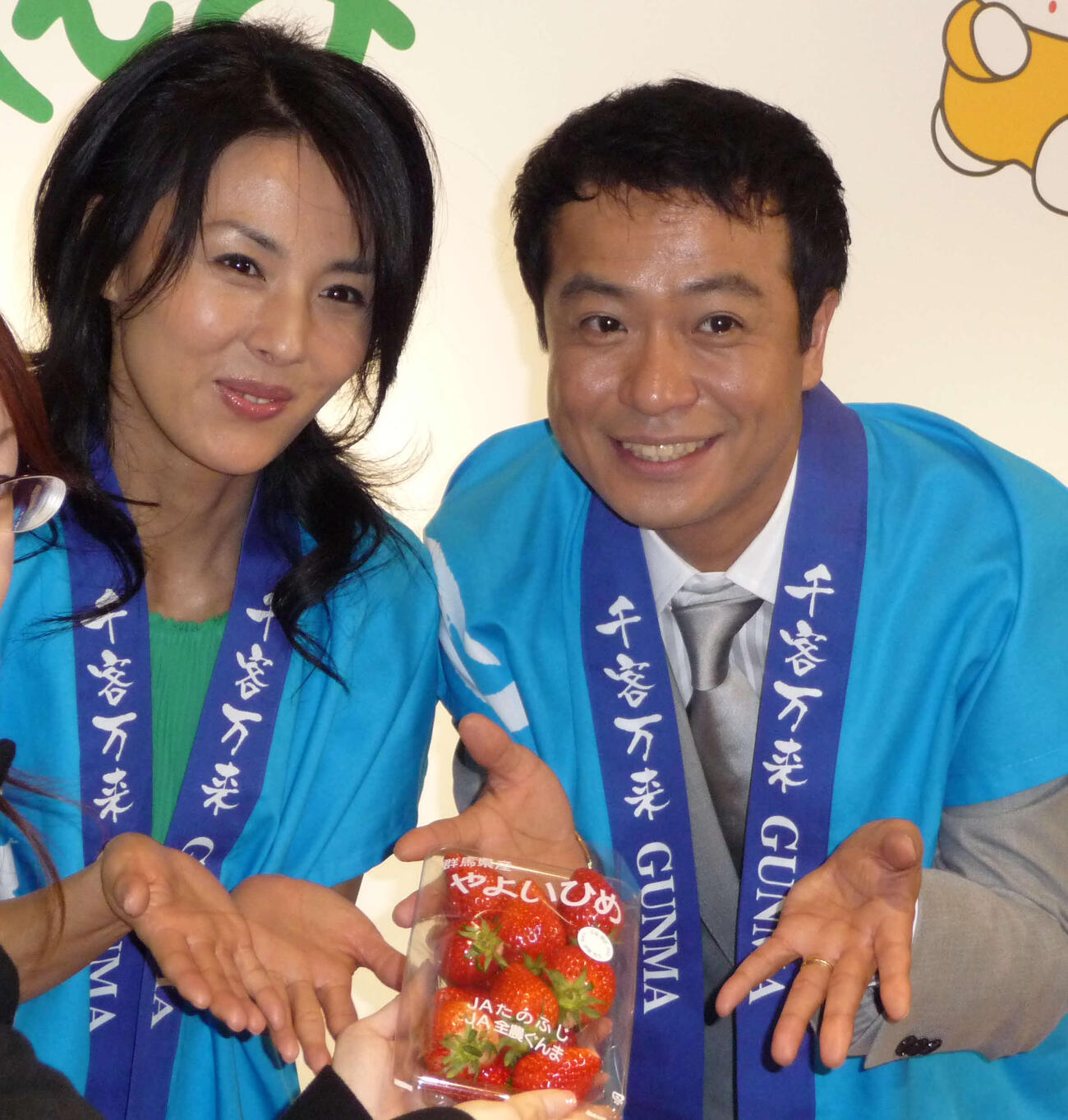 2009年、群馬県産のいちごをアピールする中山秀征と井森美幸
