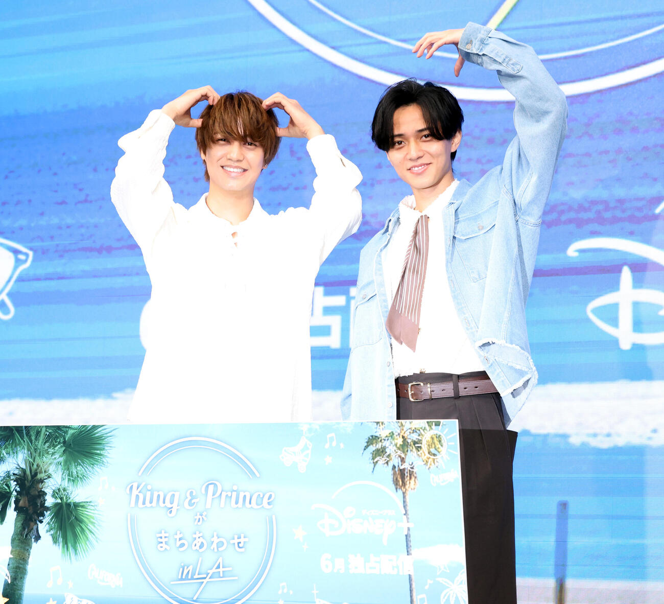 ディズニープラスの新番組発表で登壇したKing＆Princeの永瀬廉（右）と髙橋海人は笑顔でポーズ（撮影・浅見桂子）