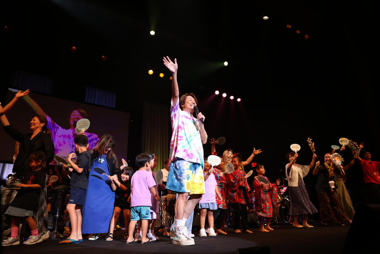 ツアー「島って行こうぜ！～おマッチしています2026！～」の石垣島公演で熱唱する近藤真彦
