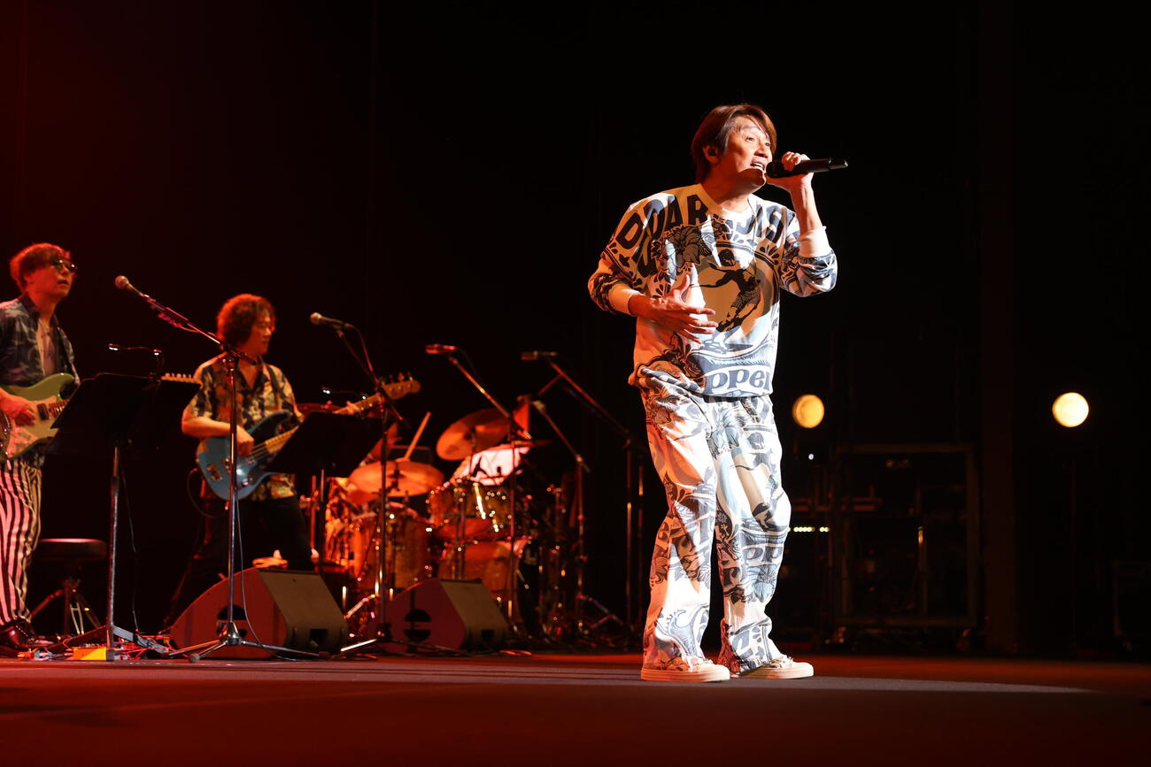 ツアー「島って行こうぜ！～おマッチしています2026！～」の石垣島公演で熱唱する近藤真彦
