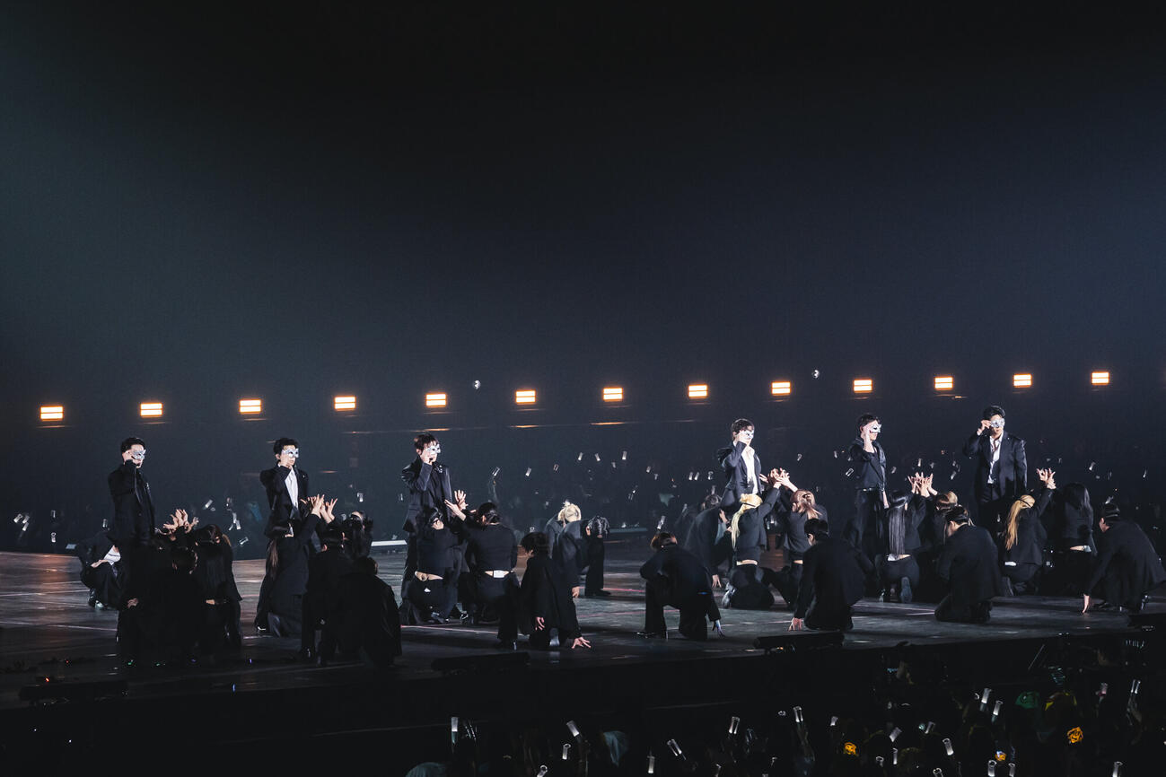 パフォーマンスする2PM（撮影:田中聖太郎写真事務所）