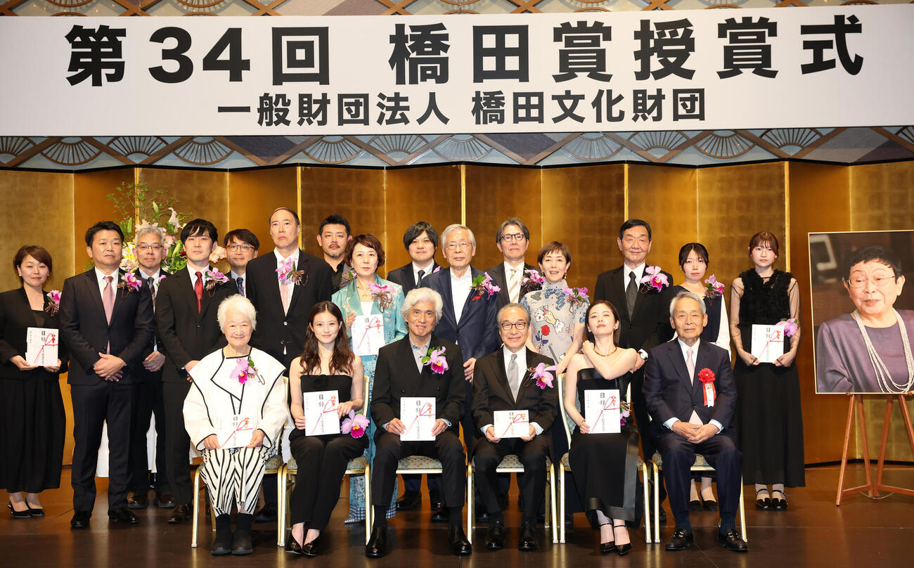 第34回橋田賞授賞式で記念撮影する今田美桜、佐藤浩市、小芝風花ら（撮影・浅見桂子）