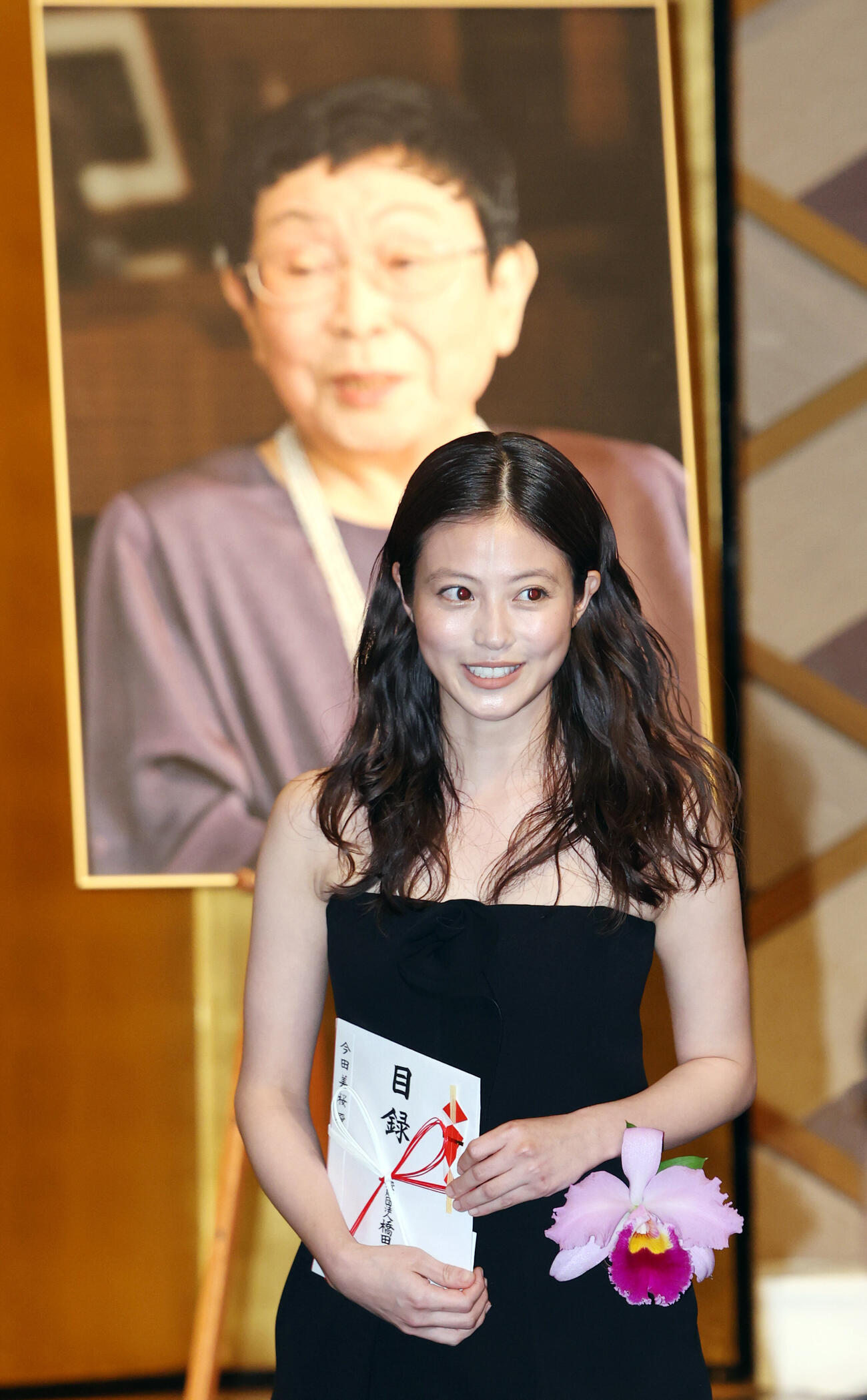 第34回橋田賞授賞式で、橋田寿賀子の写真を背に笑顔を見せる今田美桜　（撮影・浅見桂子）