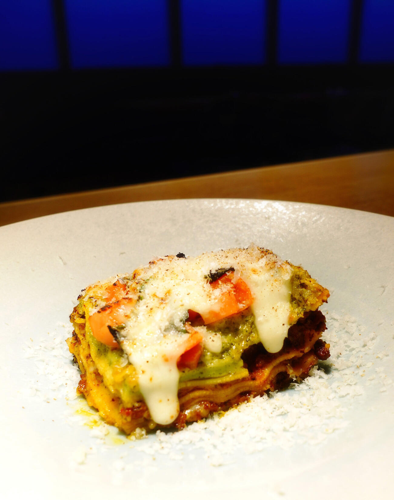 稲垣吾郎がディレクションする「BISTRO J_O」の厳選牛のラザニア