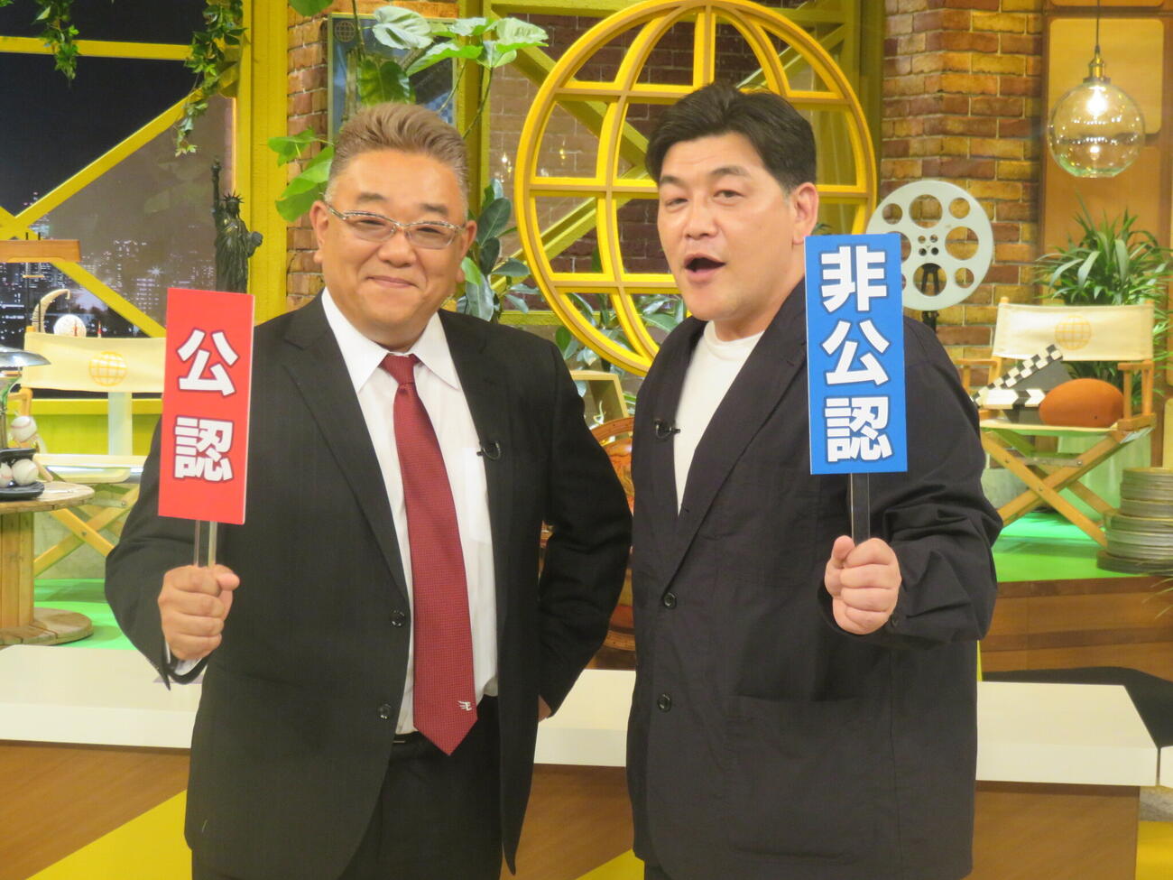 テレビ朝日系新特番シリーズ「サンドの世界笑撃映像社！」のMCを務めるサンドウィッチマンの伊達みきお（左9と富澤たけし