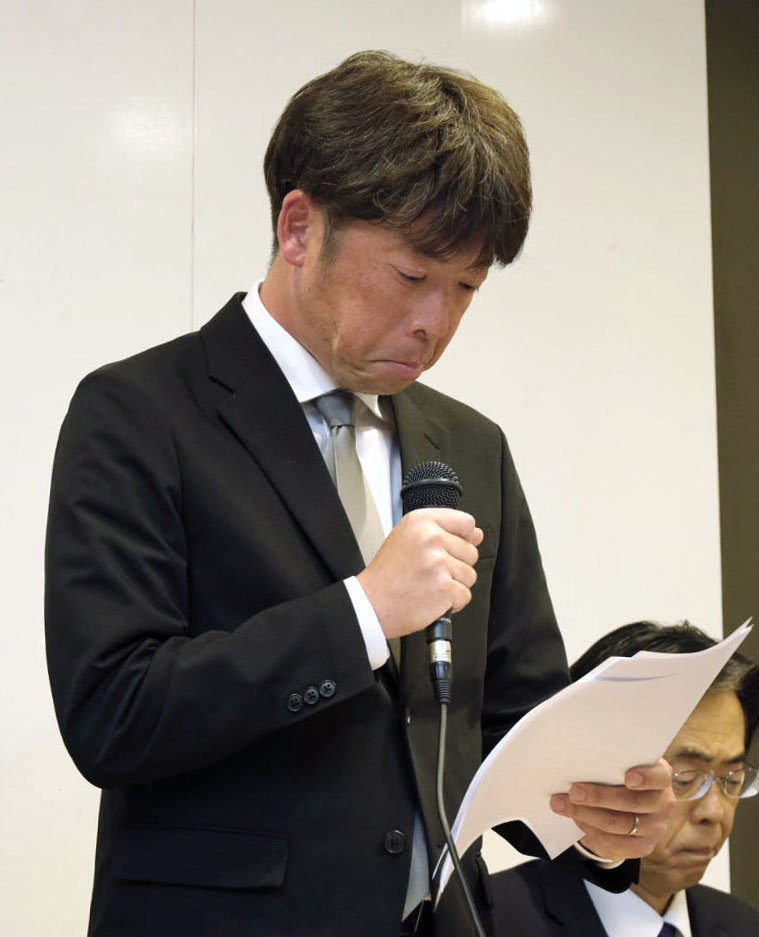新潟市の北越高で開かれた記者会見で、磐越道バス事故の経緯について声を詰まらせながら説明する男子ソフトテニス部の寺尾宏治顧問＝10日午後(共同)