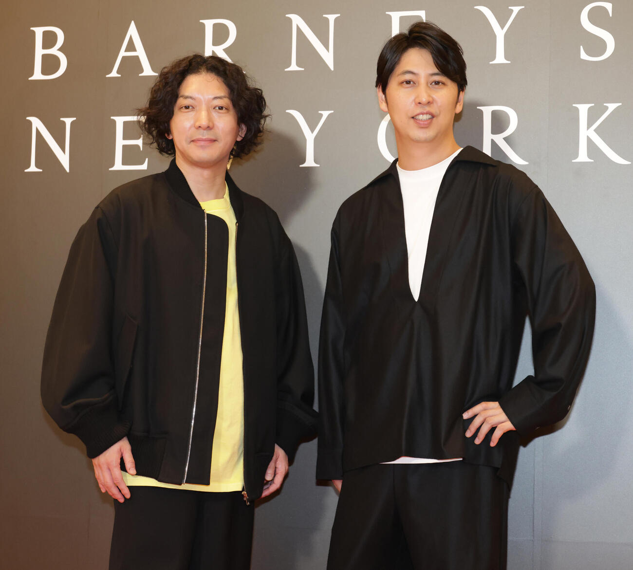 ニューヨークの嶋佐和也（左）と屋敷裕政（2025年9月撮影）