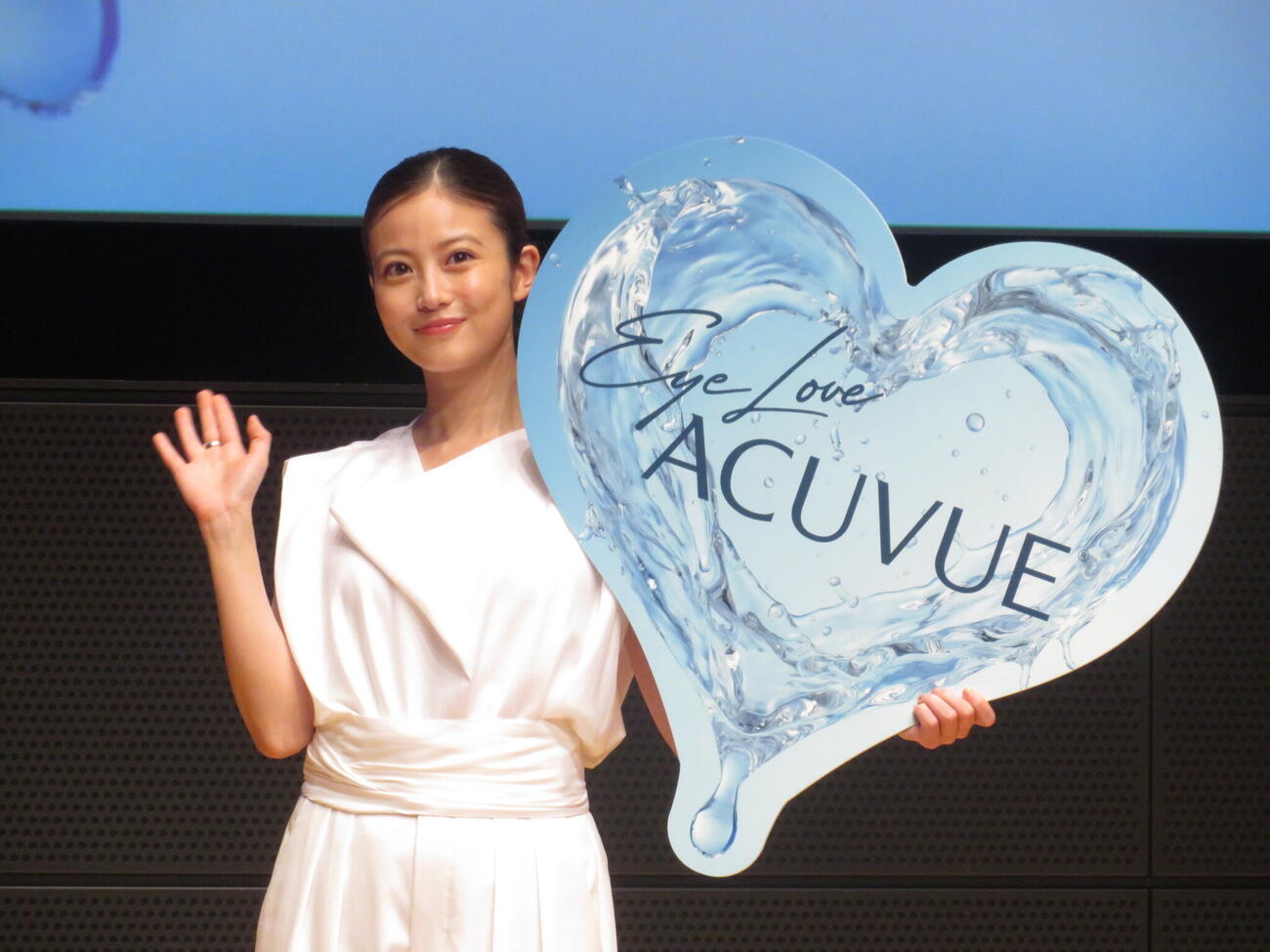 「アキュビュー」ブランドアンバサダーに就任し、笑顔を見せる今田美桜