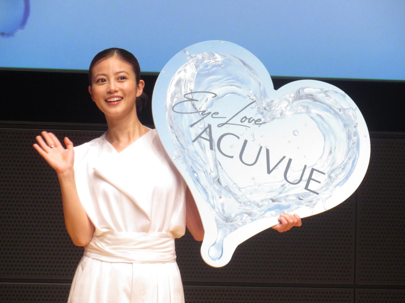 「アキュビュー」ブランドアンバサダーに就任し、笑顔を見せる今田美桜
