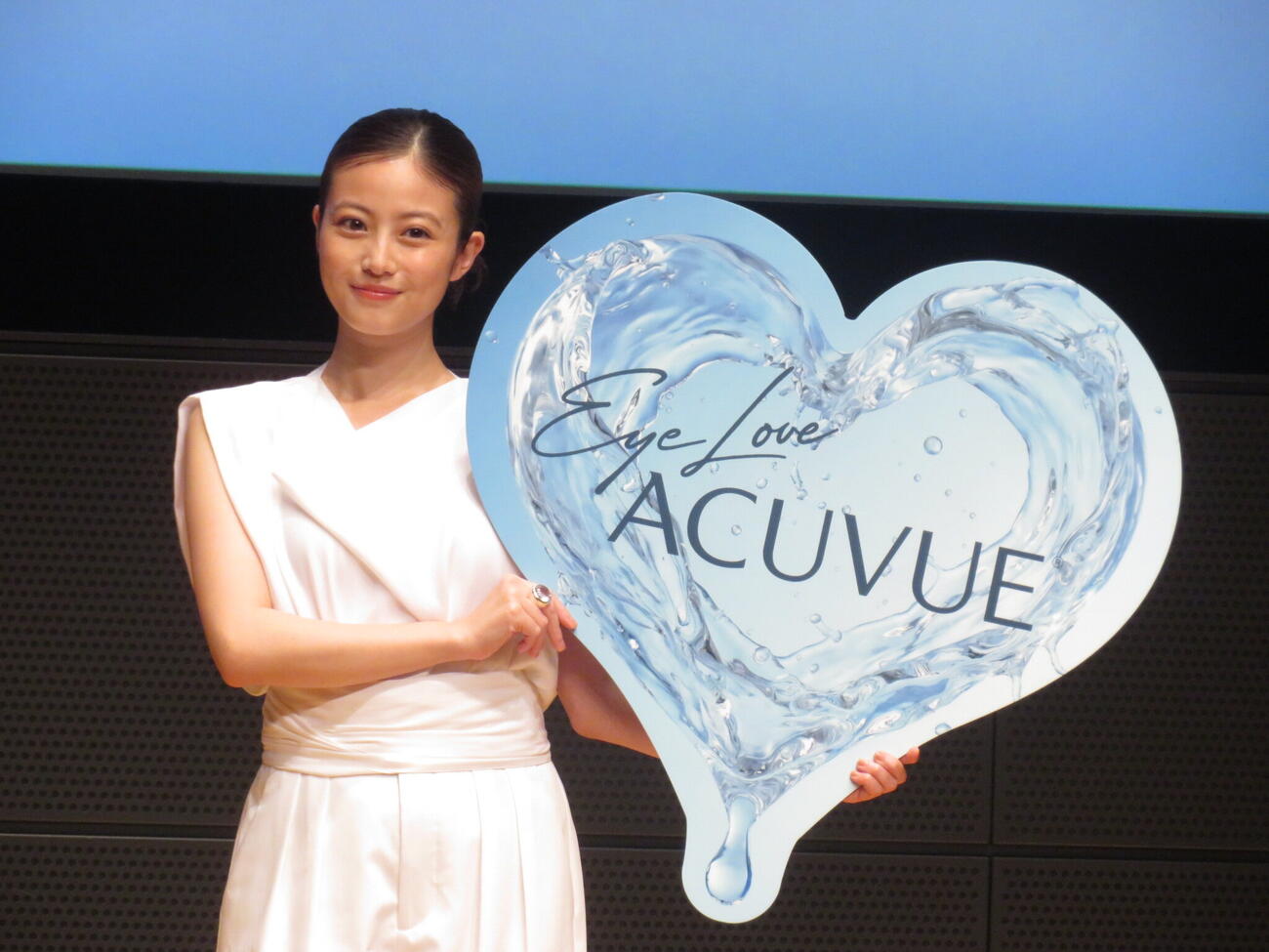 「アキュビュー」ブランドアンバサダーに就任し、笑顔を見せる今田美桜